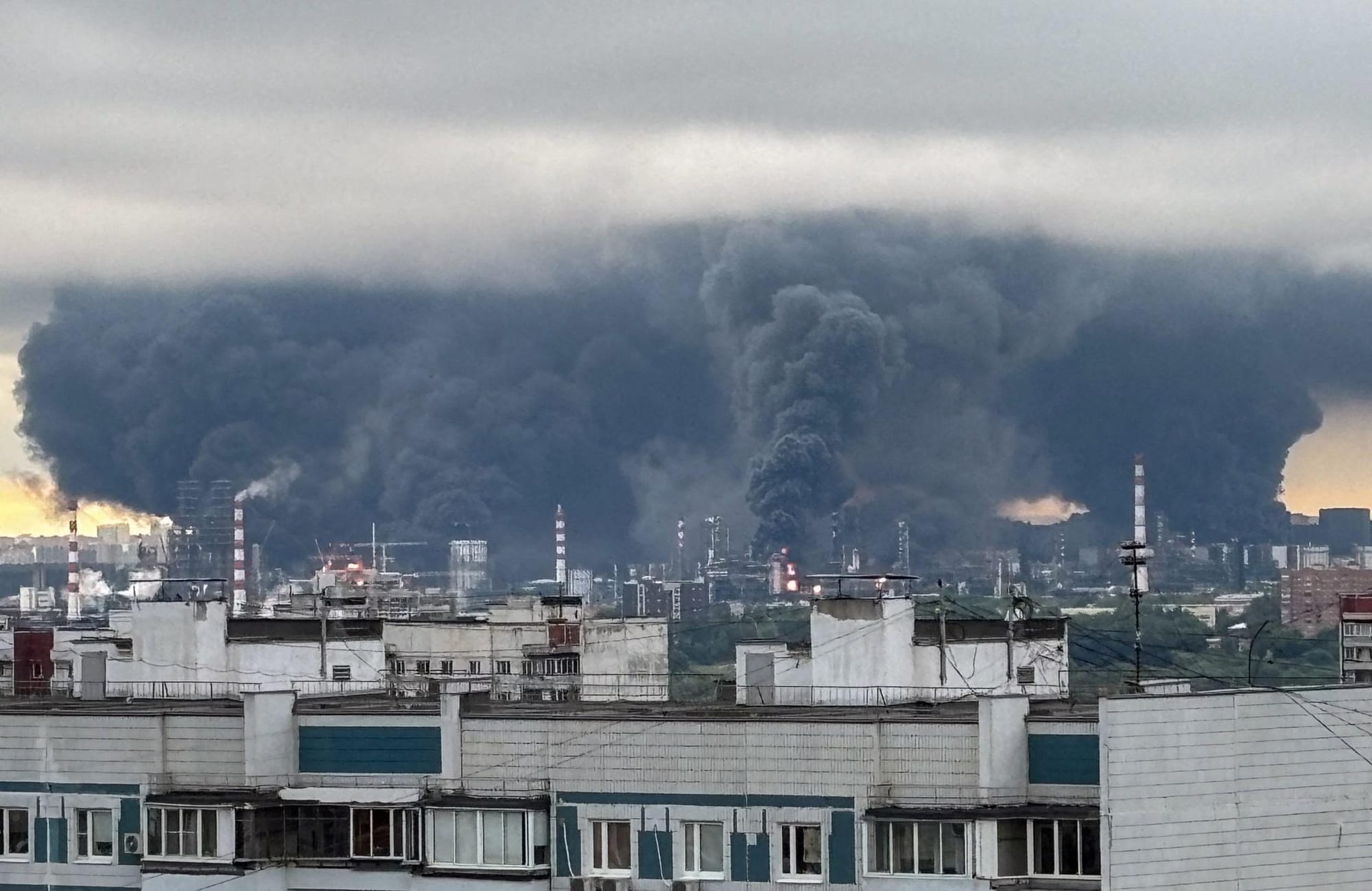 News Wrap: Ukraine strikes major oil refinery near Moscow
