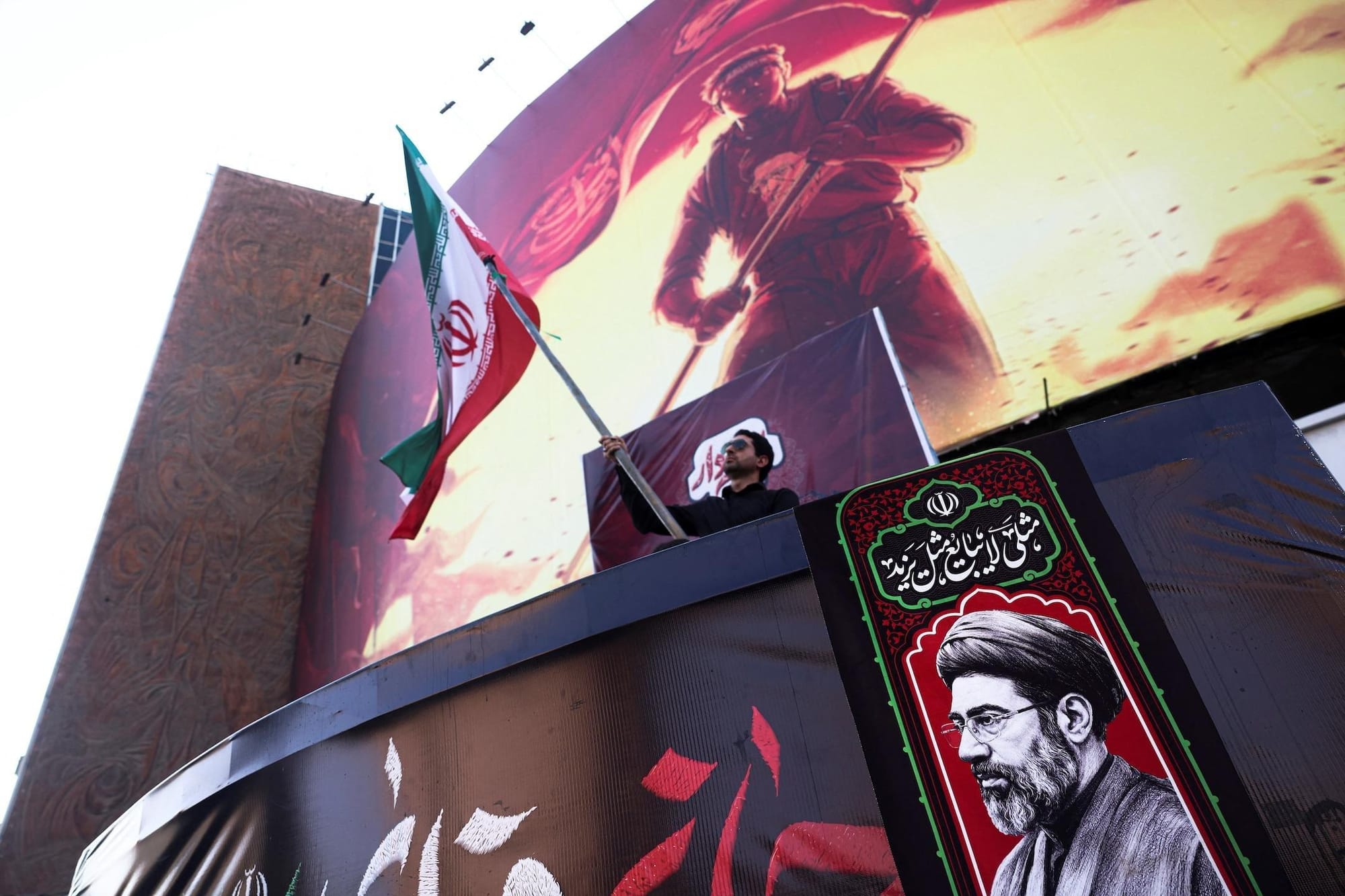 U.S. reveals sanctions on Iran, threatens trading partners