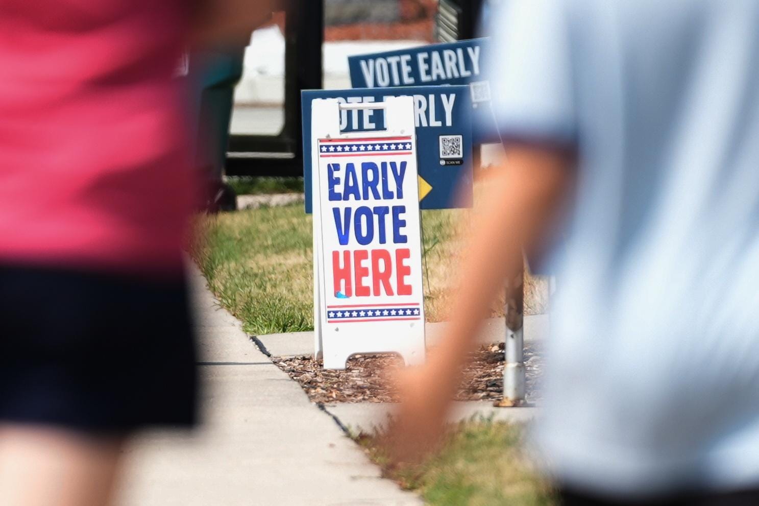 Candidates make final midterm stops as early voting surges