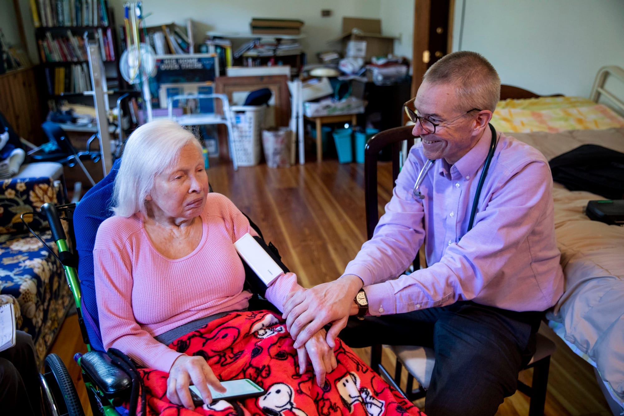 Dr. Peter Lehmann visits with Alzheimer's patient Maureen O'Tool, 81, in her Kingston home on March 19, 2019. (Photo by Dorothy Edwards/Crosscut)