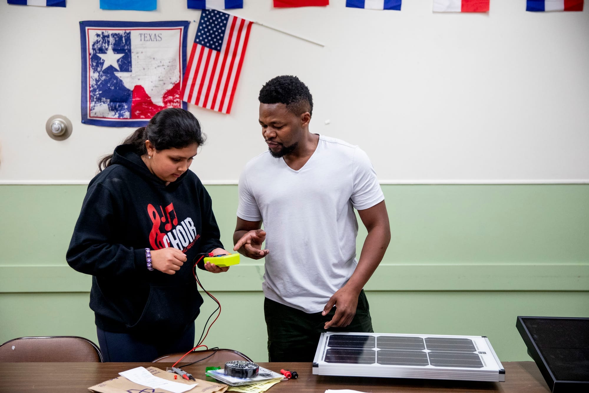 Edwin show a young Seattleite how to set up solar panels