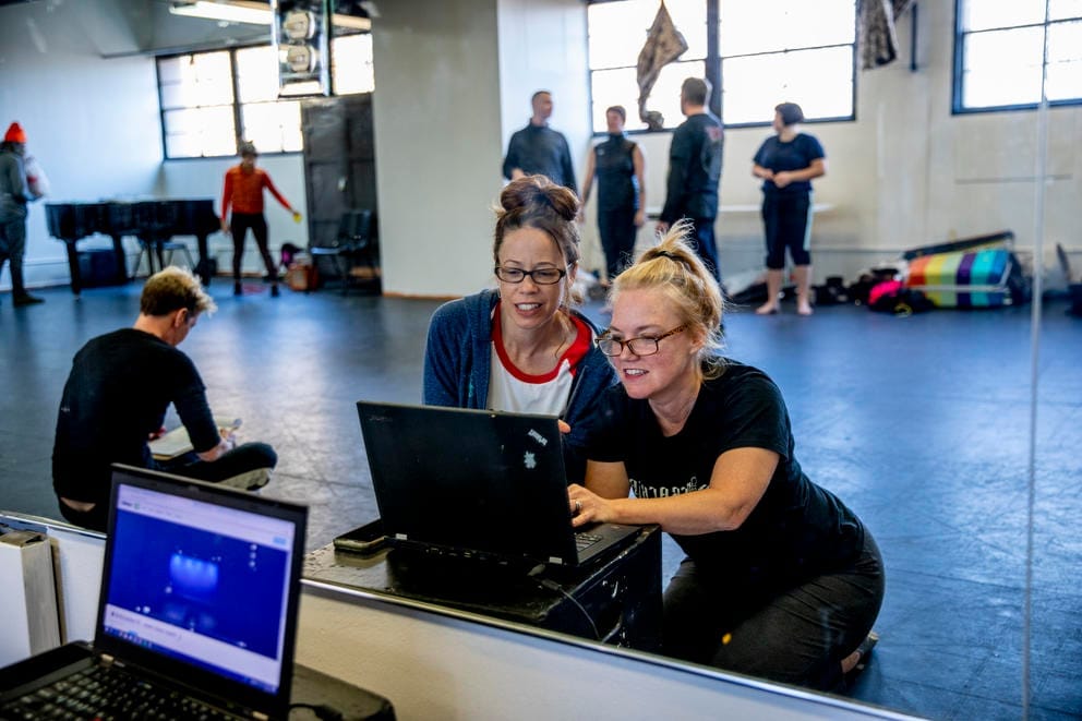Cardiff and Jinks work on a computer together