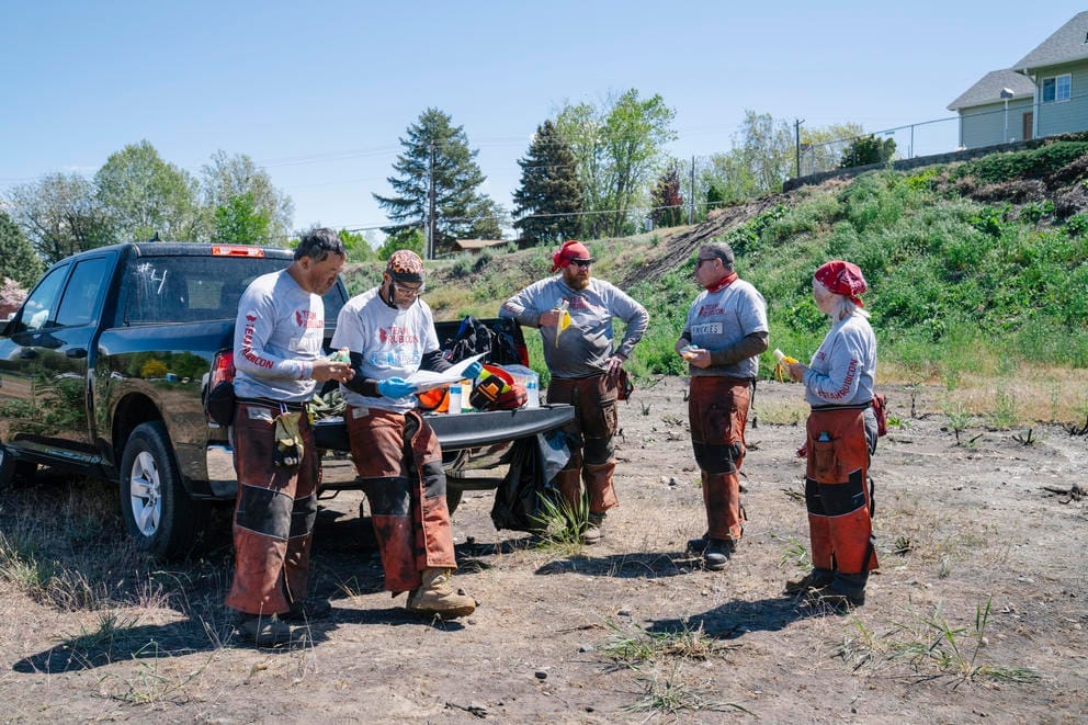 Team Rubicon volunteers take a lunch break