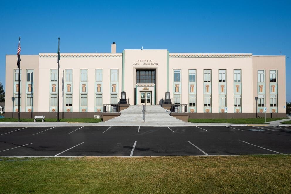 A building with a sign Klickitat County Courthouse.