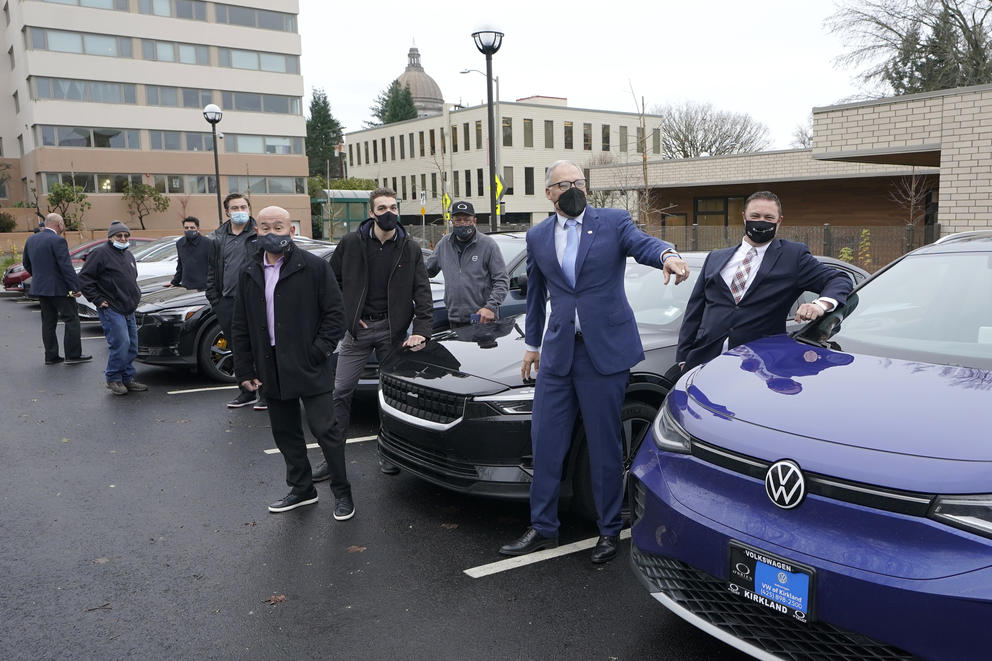 Gov. Inslee poses for a photo with electric car dealers.