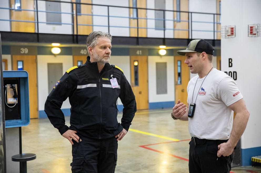 visitor from Norway speaks to a corrections officer