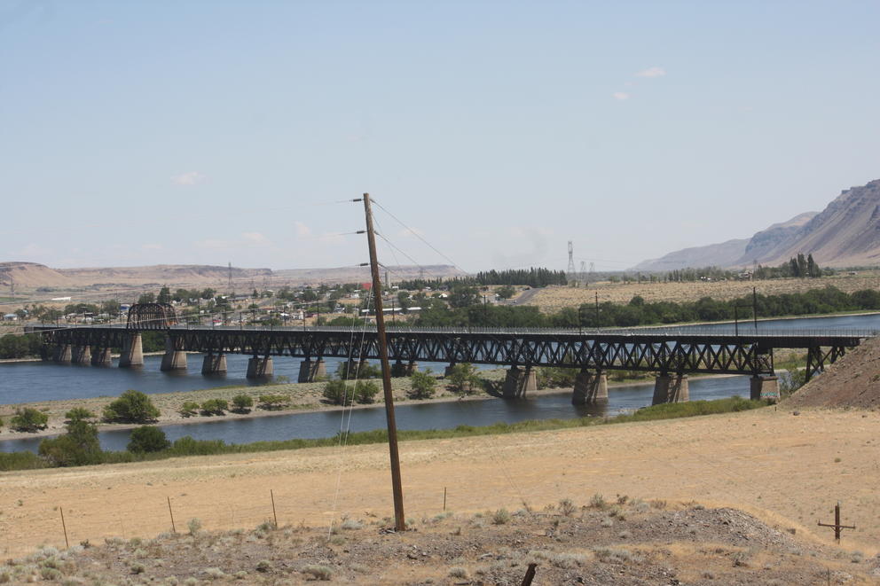 Erik Smith crosses a footbridge over the Columbia River at Beverly, Washington