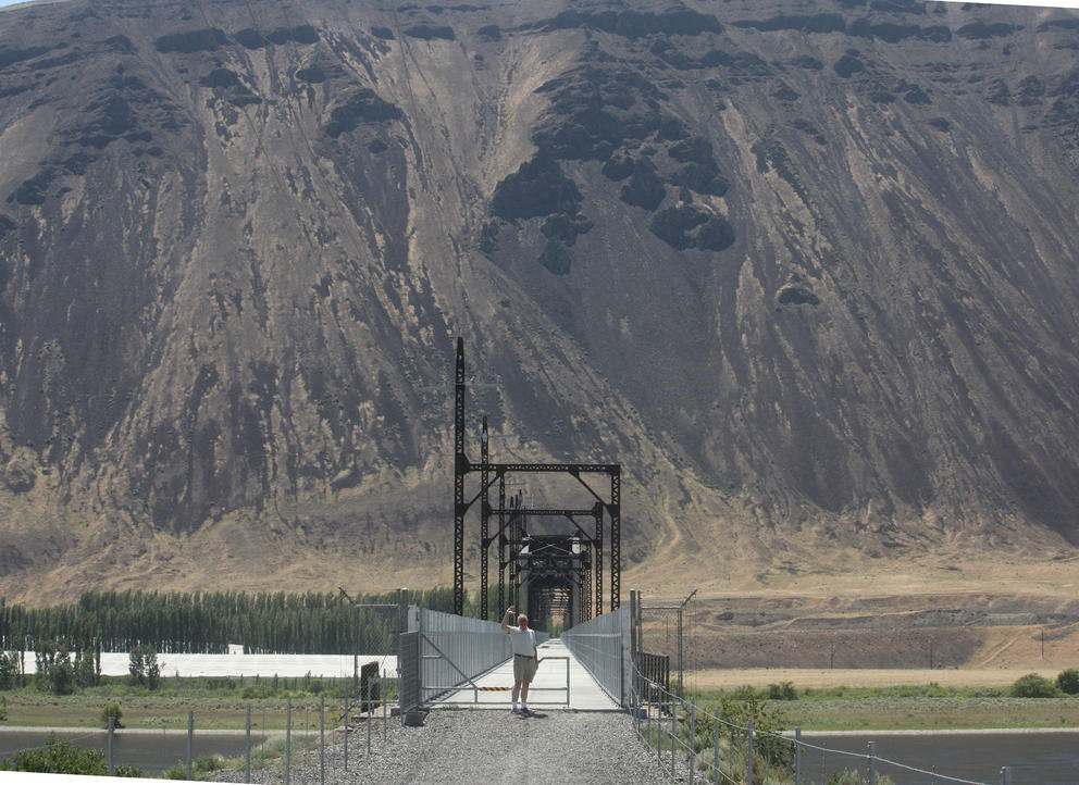 a footbridge that crosses the Columbia River at Beverly, Washington.