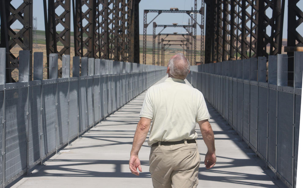 Erik Smith crosses a footbridge over the Columbia River at Beverly, Washington