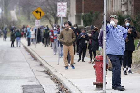 voters stand in line