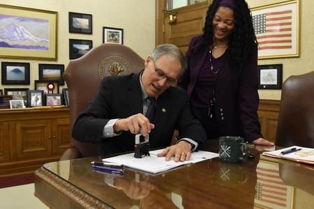 Gov. Jay Inslee vetoes a bill