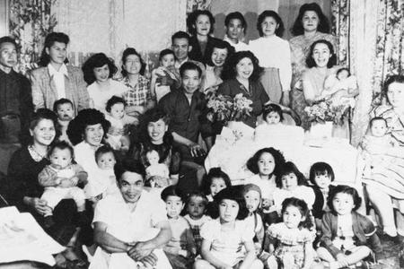 Group photo of a large family
