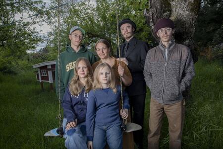 Jessica silver and her five children pose for a portait in their backyard
